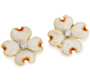 Delightful Dogwood earrings in 18K Gold with Diamonds